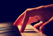 注册制下散户怎么买股票:金股配资网网址-六大黄金珠宝公司上半年总净利52亿元：老凤祥、中国黄金业绩齐跌 老铺黄金狂飙